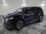 une Land Rover noire garée dans un garage au sol carrelé