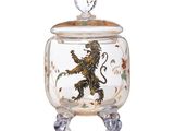 un bocal en verre contenant un lion