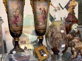 de nombreux vases exposés dans une vitrine