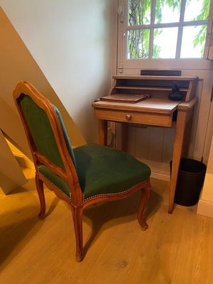 une chaise placée à côté d'un bureau dans une pièce