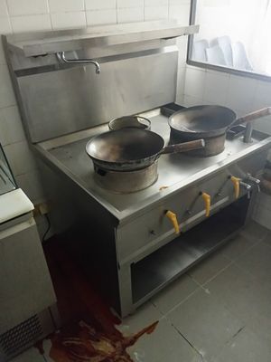 une cuisine sale avec une cuisinière sale et un évier sale