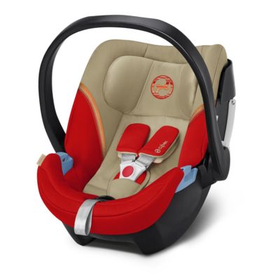 un siège auto pour bébé muni d'une poignée