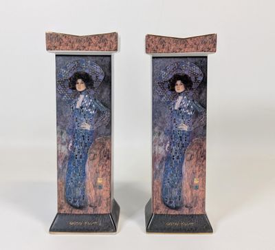 paire de serre-livres Art déco représentant une femme en robe bleue et chapeau
