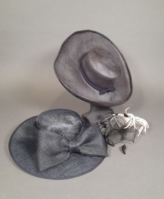 Lot de deux capelines, une en paille violette et l'autre en …
