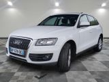 L'Audi QX blanche est garée sur un sol en damier