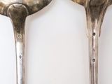 two spoons that are sitting next to each other on a table