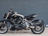 une moto noire garée devant la porte d'un garage