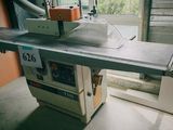 une machine posée sur une table dans une pièce