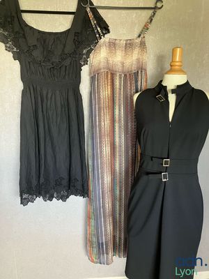 deux robes accrochées au mur à côté d'un mannequin