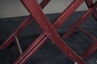 Suite de quatre chaises pliantes cannées en bois teinté. (photo 6)