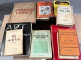 plusieurs livres sont empilés sur une table