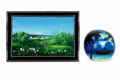 une photo représentant un tableau et un vase posés sur une table