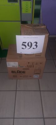une pile de cartons posée par terre devant un distributeur automatique