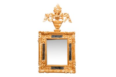 Miroir en bois doré sculpté, orné en partie supérieure d'un …