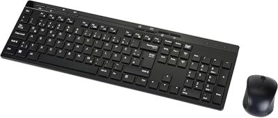 un clavier d'ordinateur et une souris posés sur une surface blanche