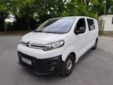la camionnette blanche est garée sur le parking à côté des arbres