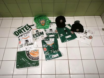 beaucoup d'objets posés sur le sol