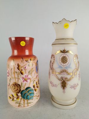 Deux vases en opaline à dédor floral.