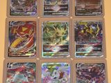 gros plan d'un paquet de cartes pokemon sur une table