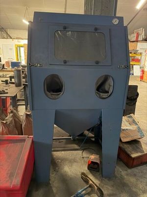 une machine qui se trouve dans une pièce avec d'autres objets