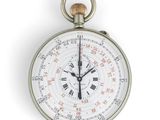une horloge en argent avec des chiffres romains sur le cadran