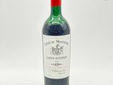une bouteille de vin posée sur une table