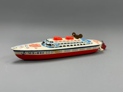 un bateau miniature posé sur une table