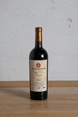 une bouteille de vin rouge posée sur une table en bois