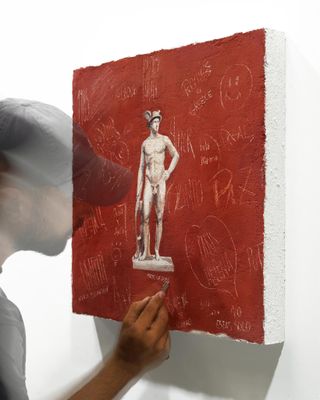 tableau représentant un homme tenant une feuille de papier sur laquelle figure le portrait d'un homme