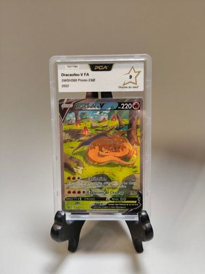 gros plan d'une carte pokemon dans un étui en plastique