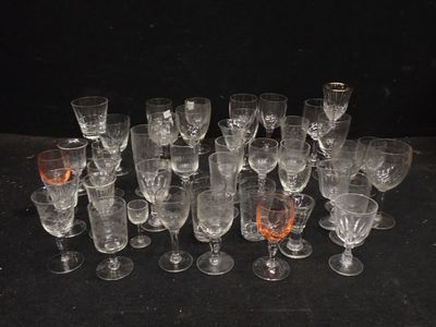 un grand nombre de verres à vin posés sur une table