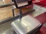 une photo d'un comptoir d'enregistrement sur lequel se trouve un ordinateur portable