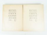 deux livres sont posés côte à côte sur une surface blanche