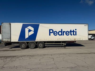 un camion semi-remorque garé dans un parking