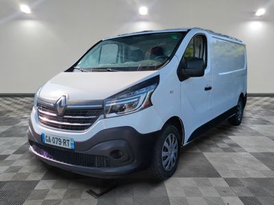 la camionnette blanche est garée sur le sol en damier d'une pièce