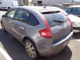 une voiture argentée garée dans un parking à côté d'autres voitures