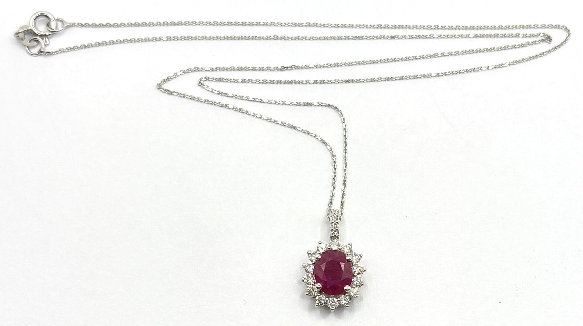 Pendentif et chaîne maille forçat diamantée en or blanc 18K 750/1000, poinçon « tête d'aigle », serti d'un rubis tail...