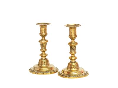 Paire de flambeaux en bronze finement ciselé et doré, reposa… - Photo 1