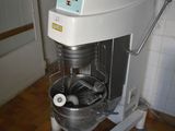 une machine posée sur le comptoir d'une cuisine