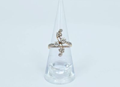 une bague posée sur un verre transparent