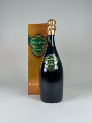 l'image d'une bouteille de champagne à côté d'un carton de vin