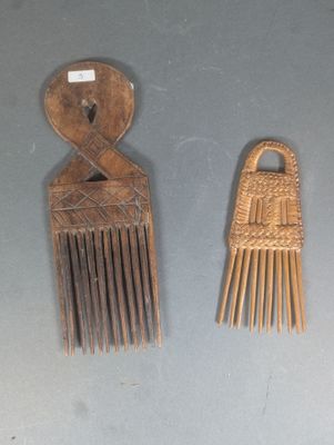 Deux peignes en bois sont posés l'un à côté de l'autre sur une table