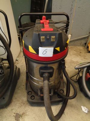 un aspirateur posé par terre à côté d'un vélo