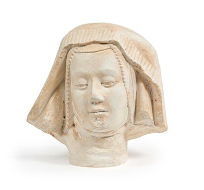 tête d'une femme portant un voile sur la tête