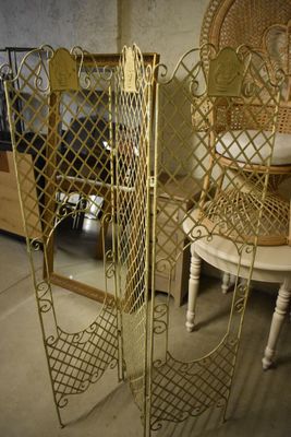 deux chaises et une table dans une pièce