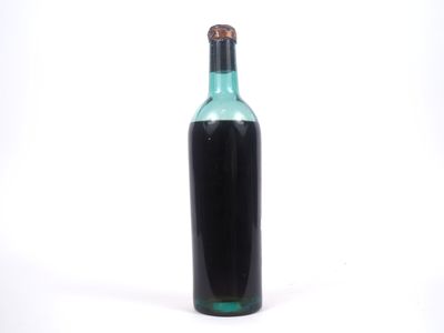 une bouteille de vin posée sur une table
