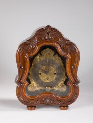 une petite horloge posée sur une table