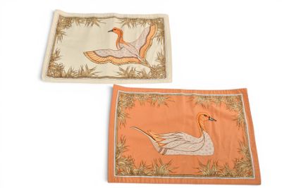 deux serviettes ornées d'oiseaux sur un fond blanc