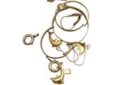 colliers et bracelets plaqués or sur fond blanc
