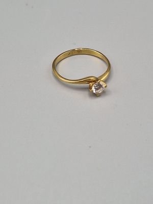 Gros plan sur une bague en or ornée d'un diamant